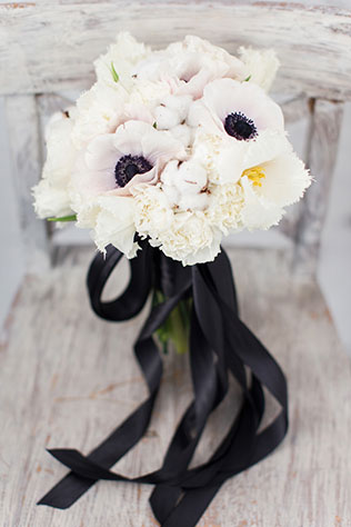 Black is a happy color: чёрно-белая свадебная фотосессия, букет невесты