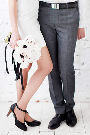 Black is a happy color: чёрно-белая свадебная фотосессия, туфли жениха и невесты