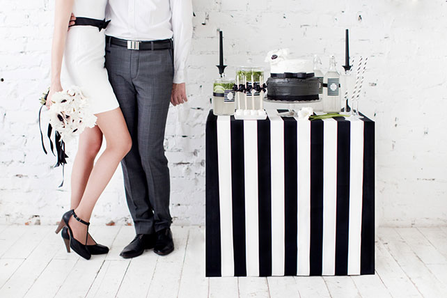 Black is a happy color: чёрно-белая свадебная фотосессия, жених и невеста у сладкого стола