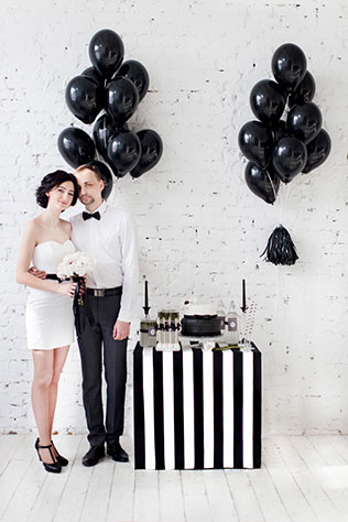 Black is a happy color: чёрно-белая свадебная фотосессия, жених и невеста у сладкого стола