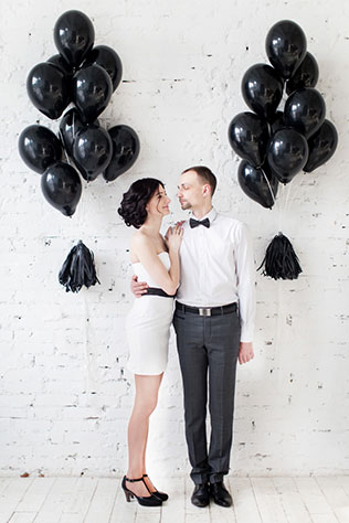 Black is a happy color: чёрно-белая свадебная фотосессия, жених и невеста с черными шарами