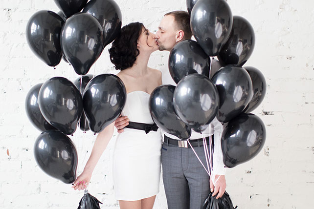 Black is a happy color: чёрно-белая свадебная фотосессия, жених и невеста с черными шарами