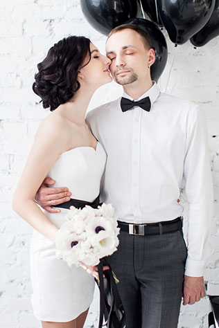 Black is a happy color: чёрно-белая свадебная фотосессия, жених и невеста