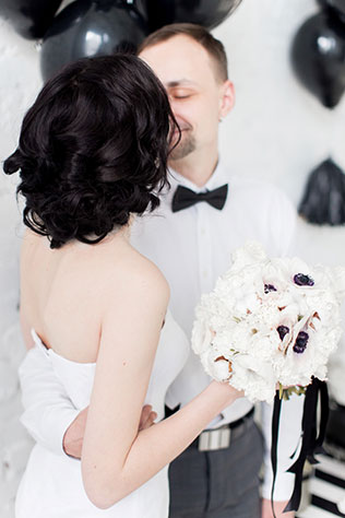 Black is a happy color: чёрно-белая свадебная фотосессия, жених и невеста