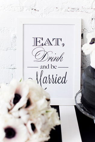 Black is a happy color: чёрно-белая свадебная фотосессия, надпись в рамке