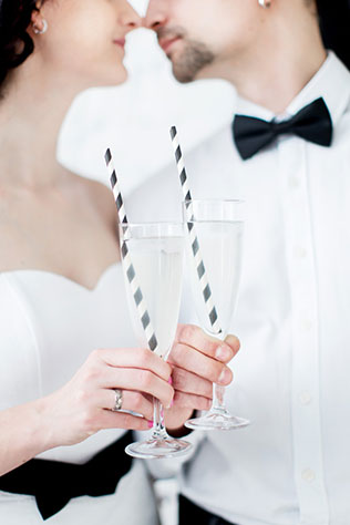 Black is a happy color: чёрно-белая свадебная фотосессия, бокалы в руках жениха и невесты