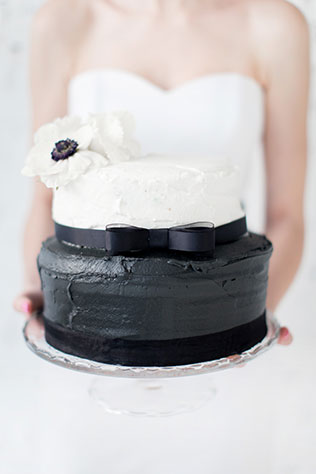 Black is a happy color: чёрно-белая свадебная фотосессия, черно-белый торт