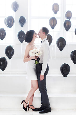 Black is a happy color: чёрно-белая свадебная фотосессия, жених и невеста с шарами