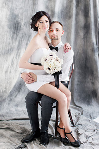Black is a happy color: чёрно-белая свадебная фотосессия, жених и невеста на стуле