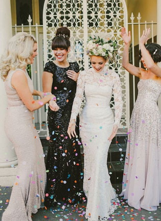 Вызов традициям: черные платья для подружек невесты 