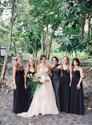 Вызов традициям: черные платья для подружек невесты 