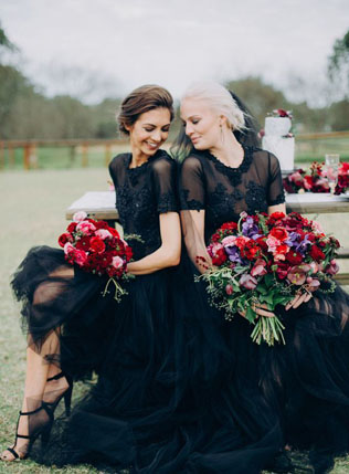 Вызов традициям: черные платья для подружек невесты 