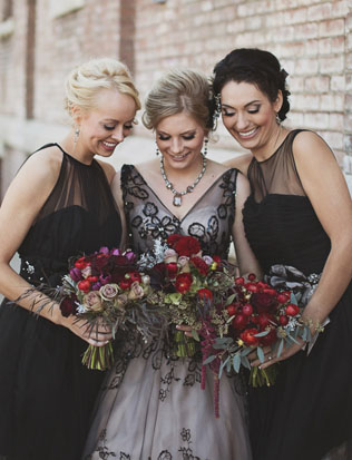 Вызов традициям: черные платья для подружек невесты 