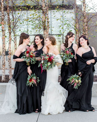 Вызов традициям: черные платья для подружек невесты 