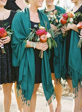 Вызов традициям: черные платья для подружек невесты 