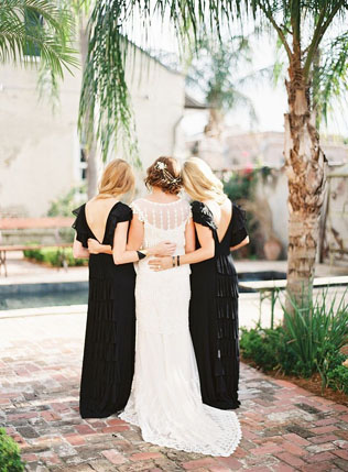 Вызов традициям: черные платья для подружек невесты 