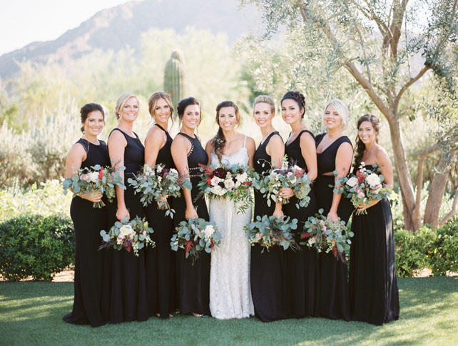 Вызов традициям: черные платья для подружек невесты 