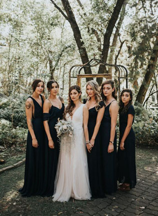 Вызов традициям: черные платья для подружек невесты 