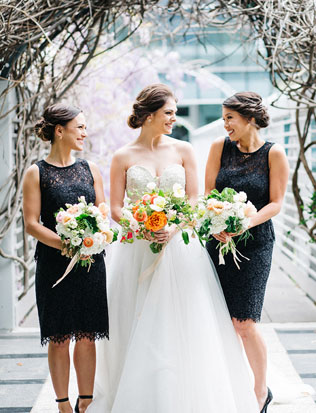 Вызов традициям: черные платья для подружек невесты 