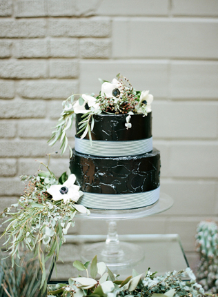 Нарушая правила: черные свадебные торты 