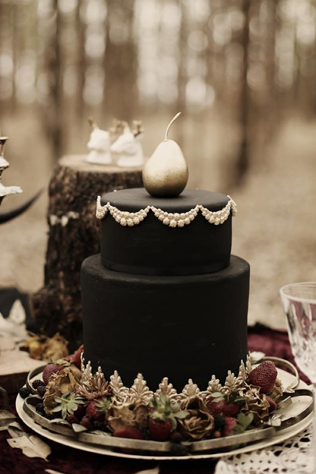 Нарушая правила: черные свадебные торты 