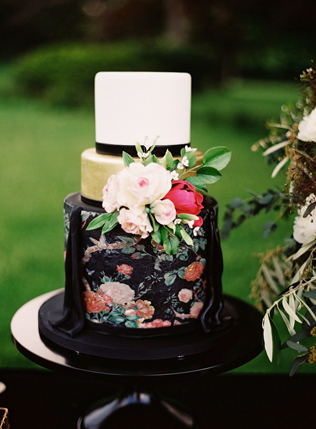 Нарушая правила: черные свадебные торты 