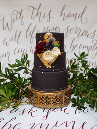 Нарушая правила: черные свадебные торты 