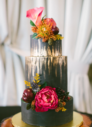 Нарушая правила: черные свадебные торты 