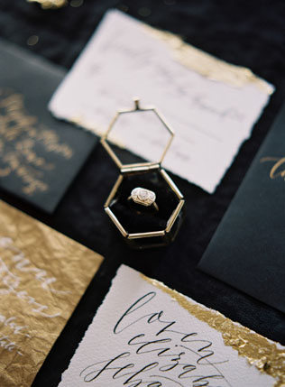 Идеальное сочетание: золотой и черный цвет для новогодней свадьбы 