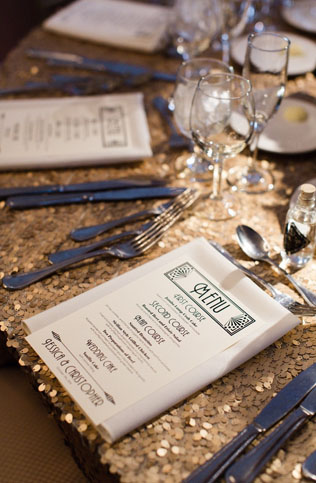 Идеальное сочетание: золотой и черный цвет для новогодней свадьбы 