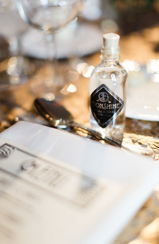 Идеальное сочетание: золотой и черный цвет для новогодней свадьбы 