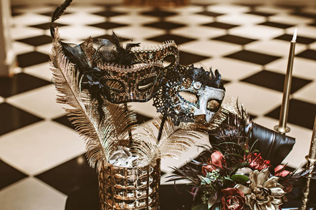 Идеальное сочетание: золотой и черный цвет для новогодней свадьбы 