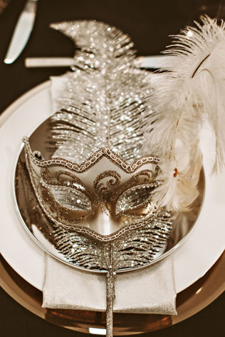 Идеальное сочетание: золотой и черный цвет для новогодней свадьбы 