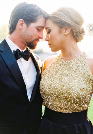 Идеальное сочетание: золотой и черный цвет для новогодней свадьбы 