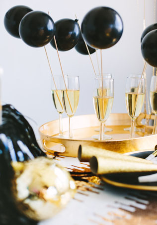 Идеальное сочетание: золотой и черный цвет для новогодней свадьбы 