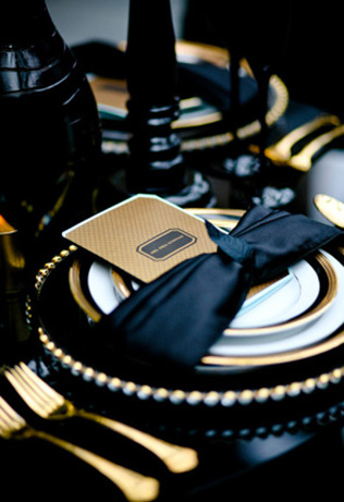 Идеальное сочетание: золотой и черный цвет для новогодней свадьбы 