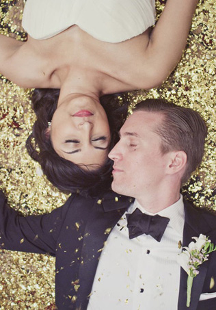 Идеальное сочетание: золотой и черный цвет для новогодней свадьбы 