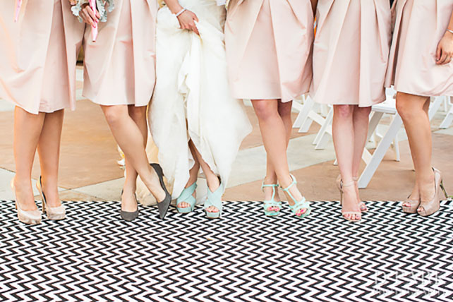 Узор шеврон в декоре свадьбы, туфли невесты и подружек