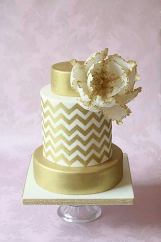 Узор шеврон в декоре свадьбы, свадебный торт