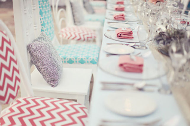 Узор шеврон в декоре свадьбы, сервировка стола