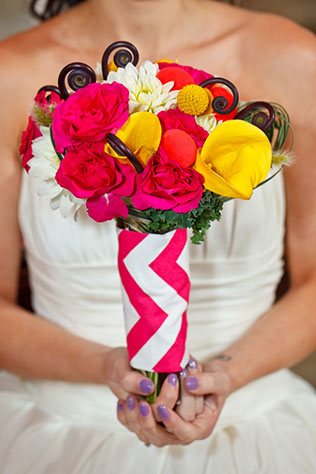 Узор шеврон в декоре свадьбы, букет невесты