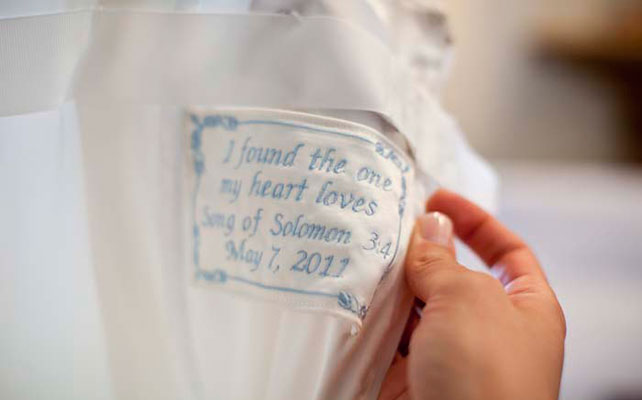 Уникальные детали на вашей свадьбе, как сделать торжество особенным, лейбл для платья невесты