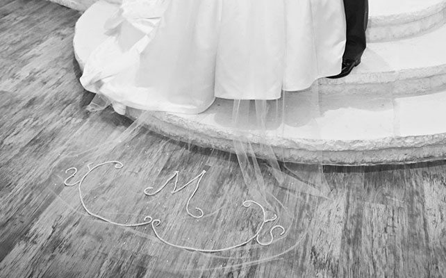 Уникальные детали на вашей свадьбе, как сделать торжество особенным, монограмма на фате