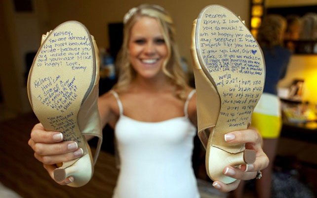 Уникальные детали на вашей свадьбе, как сделать торжество особенным, надпись на подошве свадебных туфель