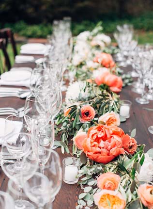 Цветочные гирлянды в декоре свадебного стола 