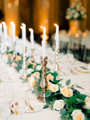 Цветочные гирлянды в декоре свадебного стола 