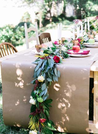 Цветочные гирлянды в декоре свадебного стола 