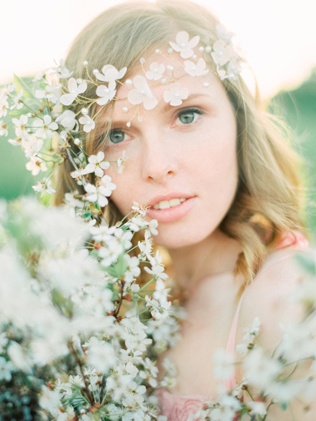 Цветочные веточки: 38 идей для весенней свадебной прически 