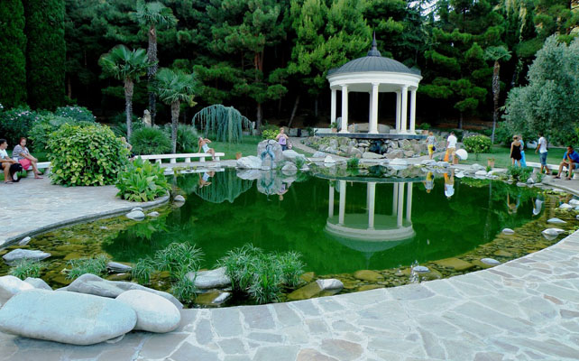 свадебная церемония в Крыму, свадебная беседка в парке Айвазовского в Партените