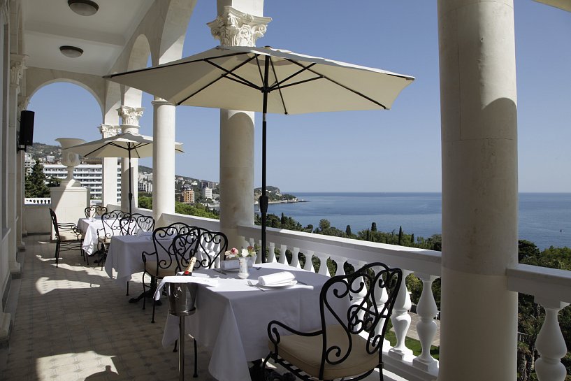 свадьба в Крыму, летняя веранда ресторана в отеле «Дача Рахманинов» 